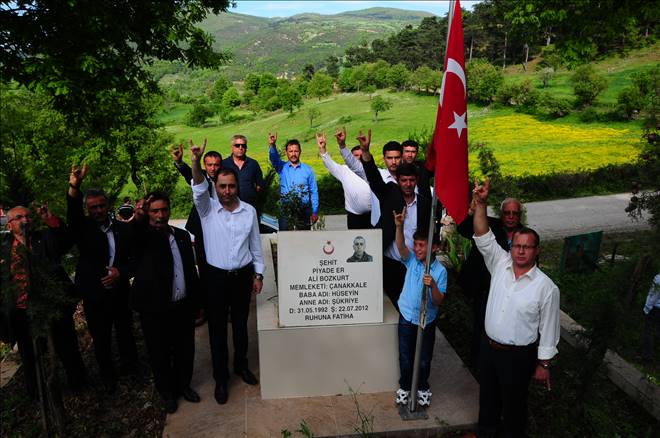 Tuna Şehit Askerin Mezarını Ziyaret Etti
