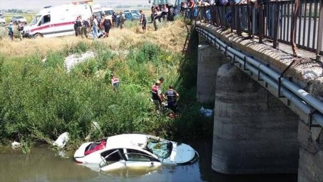 Otomobil Nehre Uçtu: 6 Ölü
