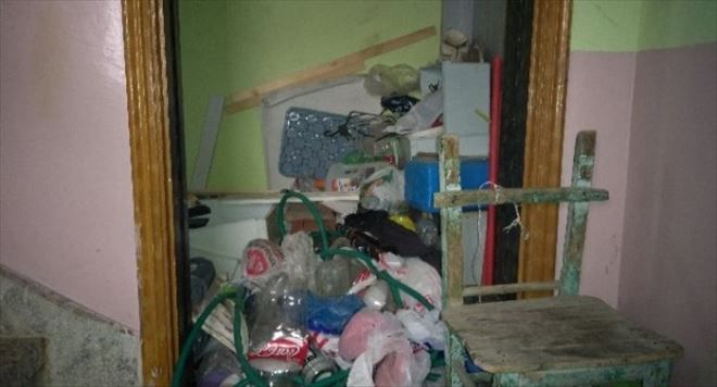 Çanakkale´de Bir Evden 8 Kamyon Çöp Çıkarıldı