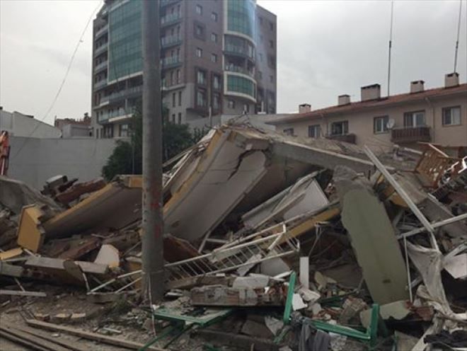 ÇANAKKALE´DE 5 KATLI APARTMAN ÇÖKTÜ