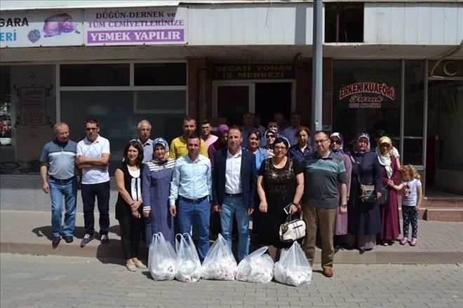 AKP ÇAN İLÇE TEŞKİLATI VATANDAŞLARA LOKUM DAĞITTI