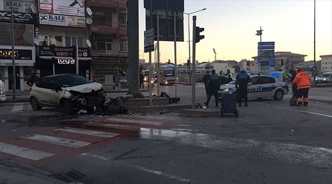 Çanakkale´de Kontrolden Çıkan Otomobil Savrulup, Refüje Çıktı