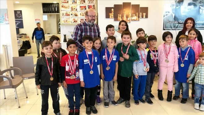 Çanakkale Belediyespor Satranç Takımı Turnuvalardan Madalyasız Dönmüyor...