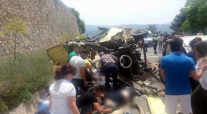 Muğla´da yolcu midibüsü uçuruma yuvarlandı: 20 ölü, 13 yaralı