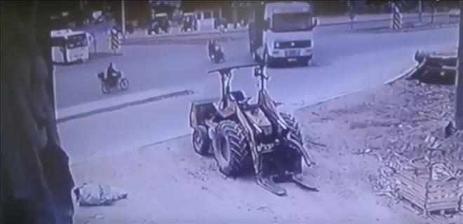 Motosiklet Tıra Böyle Çarptı: 1 Ölü, 1 Yaralı