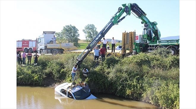 Ameliyatlı Hasta Gölete Uçan Araçta Kurtarılmayı Bekledi
