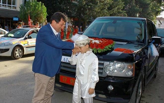 Çanakkale Valisi Orhan Tavlı´nın makam aracı 2015 Yılında Diyarbakır´da şehit olan Kıdemli Başçavuş Mehmet Albay´ın oğlu Ali Emir Albay´ın sünnet arabası oldu.