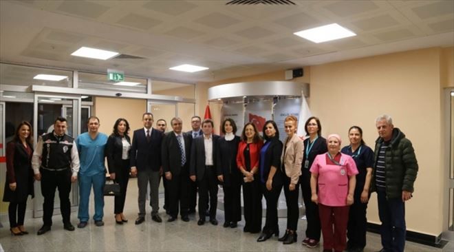 Vali Orhan TAVLI ve eşi Ayşe TAVLI, yılbaşında Mehmet Akif Ersoy Devlet Hastanesini ziyaret ettiler.