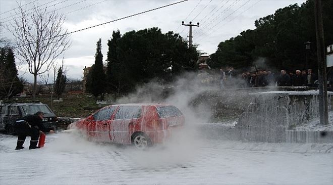 Bayramiç´te Park Halindeki Otomobil Alev Aldı