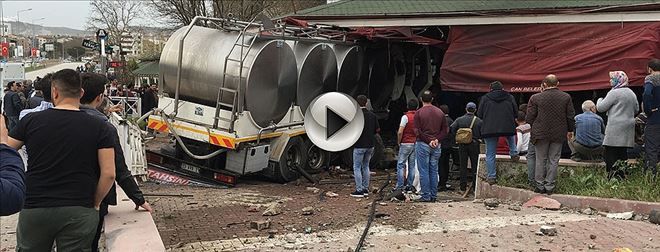 Çan´da Süt Yüklü Tanker Termal Kafeye Girdi: 1´i Ağır, 8 Yaralı