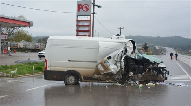 Kamyonet Akaryakıt İstasyonu Tabelasına Çarptı: 1 Yaralı