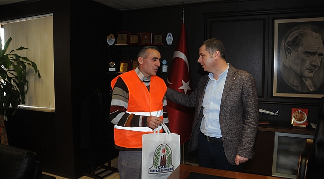 BAŞKAN KUZU, TEMİZLİK PERSONELİNİ ÖDÜLLENDİRDİ!