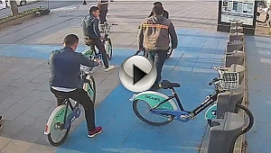 Küçük Çocuk Otobüsün Altında Kalmaktan Son Anda Kurtuldu