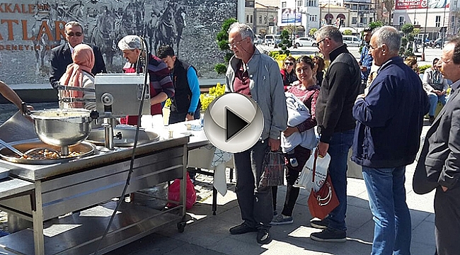 Polisler Vatandaşa Lokma Dağıttı