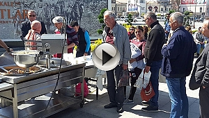 Polisler Vatandaşa Lokma Dağıttı