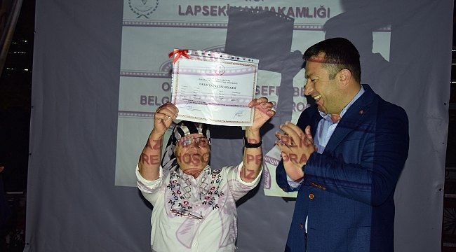 Lapseki'de okuryazarlık seferberliğinde başarılı olan kursiyerler belgelerini aldı