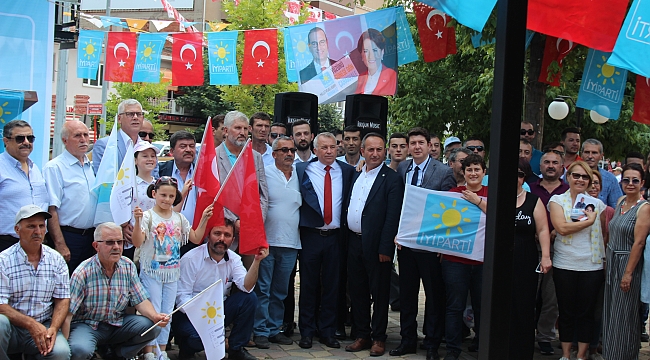 İyi Partililerden Menderes Parkında Miting