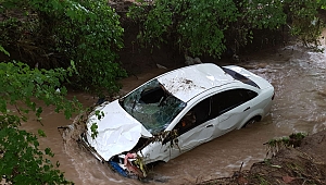 Paşaköy'de Sel Araçları Dereye Sürüklendi
