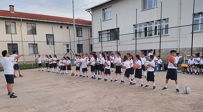 Anadolu Efes, Çanakkale ve Balıkesir'de 109 çocuğa basketbol eğitimi veriyor
