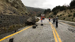 Yola Kaya Parçaları Düştü, Sürücüler Zor Anlar Yaşadı
