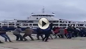 Yolcu Gemisini Halatla Çekerek İskeleye Yanaştırdılar