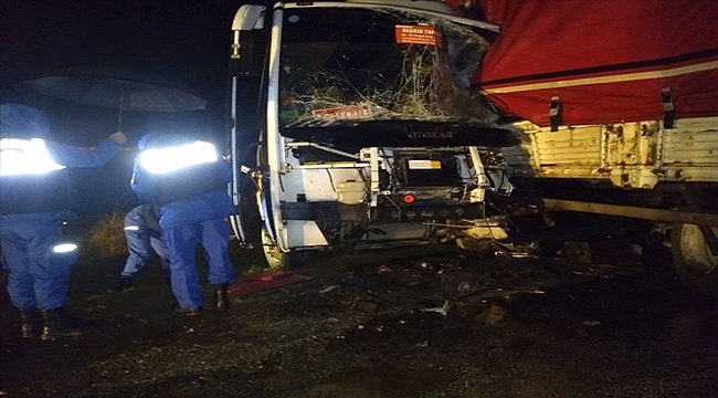 Çanakkale'de Trafik Kazası: 15 Yaralı!