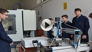 Okulda öğrencileriyle birlikte CNC router makinesi yaptı