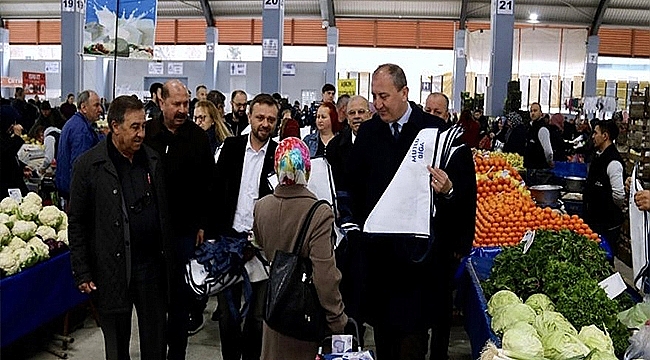 Başkan Işık, Kapalı Pazaryeri'nde Bez Torba Dağıttı