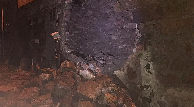 Depremde Evler Hasar Gördü