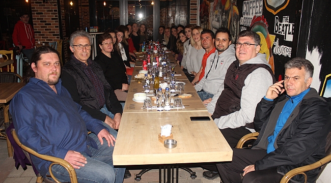 MAVİ CAFEDEN KALE 1957 VOLEYBOL TAKIMINA YEMEK