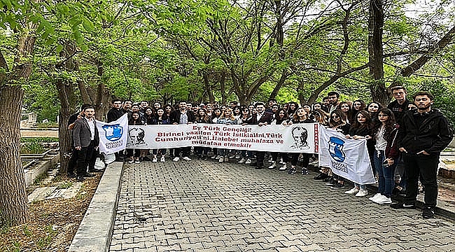 Üniversite Öğrencileri Ata'nın Huzurunda