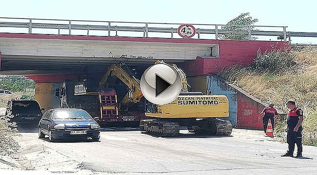 Tır Alt Geçitte Sıkıştı!