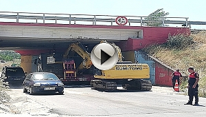 Tır Alt Geçitte Sıkıştı!