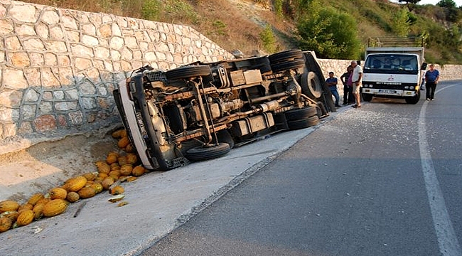 Kavun Yüklü Kamyon Virajı Alamayınca Yola Devrildi