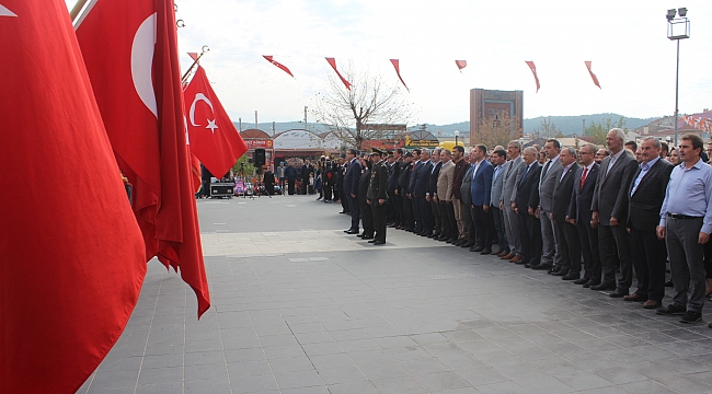 29 Ekim Kutlamaları, Çelenk Sunma Töreni ile Başladı