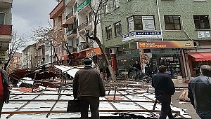 BİGA'DA KORKU DOLU ANLAR ÇARŞI ORTASINDA ÇATI UÇTU!