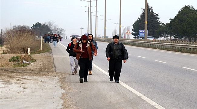 GÖÇMENLER SINIR KÖYLERİNE DOĞRU YÜRÜYORLAR