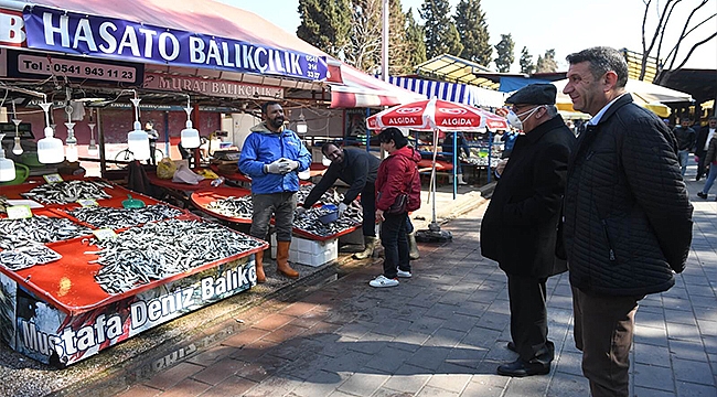 BAŞKAN GÖKHAN CUMA PAZARINDA İNCELEMELERDE BULUNDU