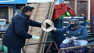 HALK PAZARINDA ÜCRETSİZ MASKE DAĞITILDI