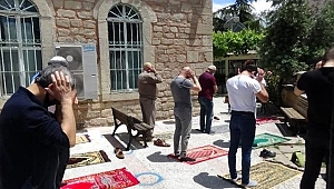 SOSYAL MESAFELİ CUMA NAMAZI KILDILAR