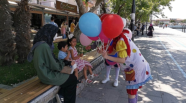 ÇANAKKALE BELEDİYESİNDEN ÇOCUKLARA BALON HEDİYESİ