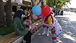 ÇANAKKALE BELEDİYESİNDEN ÇOCUKLARA BALON HEDİYESİ