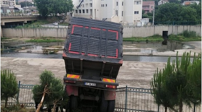 FRENLERİ BOŞALAN KAMYON, ÇAN KOCABAŞ ÇAYINA UÇTU