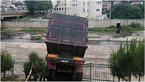 FRENLERİ BOŞALAN KAMYON, ÇAN KOCABAŞ ÇAYINA UÇTU