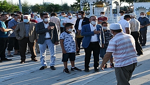 BÜLENT TURAN, BAYRAM NAMAZINI LAPSEKİ SAHİL CAMİSİNDE KILDI