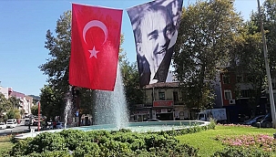 ÇAN'DA ZAFER BAYRAMI ÖNCESİ CADDE VE SOKAKLAR BAYRAKLARLA SÜSLENDİ