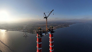 1915 ÇANAKKALE KÖPRÜSÜ'NDE 2'NCİ KILAVUZ HALAT ÇEKİLİYOR, BOĞAZ GEMİ GEÇİŞLERİNE KAPATILDI