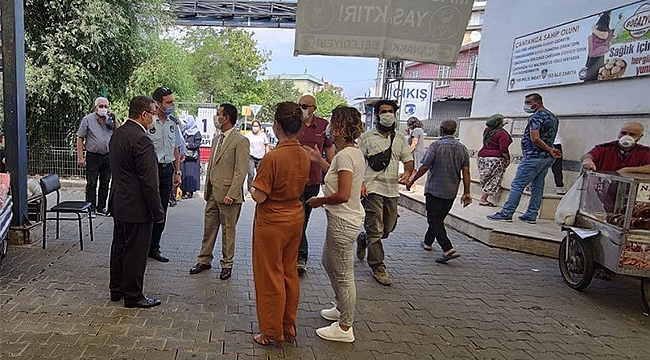 VALİ AKTAŞ, CUMA PAZARINDA ALINAN KORONAVİRÜS TEDBİRLERİNİ YERİNDE DENETLEDİ