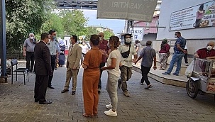 VALİ AKTAŞ, CUMA PAZARINDA ALINAN KORONAVİRÜS TEDBİRLERİNİ YERİNDE DENETLEDİ