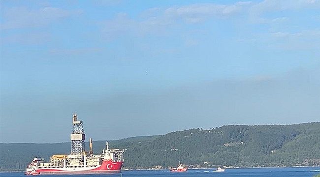 "KANUNİ" SONDAJ GEMİSİ, ÇANAKKALE ŞEHİTLERİ'Nİ SELAMLAYARAK BOĞAZ'DAN GEÇTİ